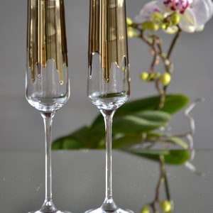 Wedding Champagne Flutes for Bride and Groom, Toasting glasses with liquid gold drops, Gold Wedding table decoration, Art deco wedding