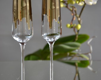 Wedding Champagne Flutes for Bride and Groom, Toasting glasses with liquid gold drops, Gold Wedding table decoration, Art deco wedding