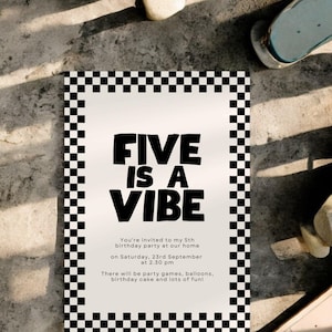 Five Is A Vibe Karierte Geburtstagseinladung & Mobile Canva-Vorlage, Skater Vibe, anpassbare 5x7-Party-Einladung