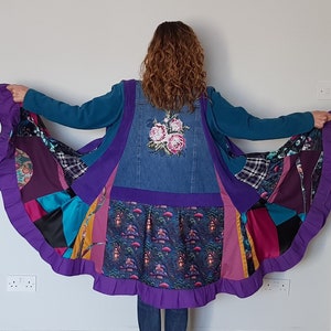 Giacca patchwork viola, cappotto in denim riciclato, abbigliamento taglie forti, spolverino Boho, cappotto in denim patchwork, giacca boho taglie forti,
