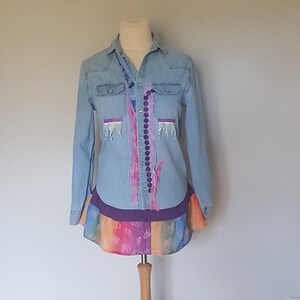 Chemise en jean recyclé, Vêtements en denim recyclé, Vêtements bohèmes, Hauts bohèmes recyclés, Robe chemise en jean, Robe chemise bohème bleue, Vêtements pour femmes