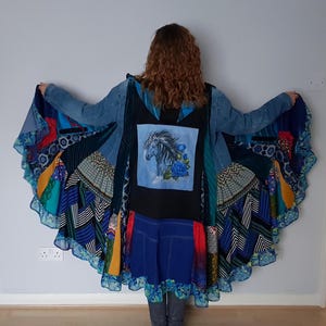 Cappotto patchwork con cappuccio, Cappotto arcobaleno, Cappotto in denim riciclato, Abbigliamento taglie forti, Spolverino in denim patchwork, Abbigliamento per amanti dei cavalli, Spolverino boho