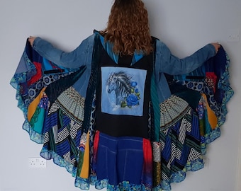 Cappotto patchwork con cappuccio, cappotto arcobaleno, cappotto in denim riciclato, abbigliamento taglie forti, spolverino in denim patchwork, abbigliamento per amanti dei cavalli, spolverino boho