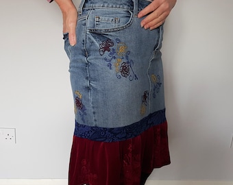 Jupe en jean brodée, jupe en jean recyclée, jupes bohèmes pour femmes, vêtements faits main, jupe à fleurs, vêtements recyclés pour femmes, jupe pour femme