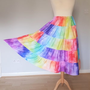 Roupas femininas, saias plus size, roupas tie dye, saia arco-íris feminina, saia boho em camadas, saias midi para mulheres, roupas boho, longas