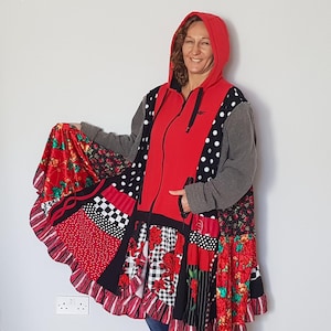 Langer schwarz roter Mantel, Upcycled Kleidung, 5XL Upcycled Mantel, Kapuzenmantel Frauen, Upcycled Sweatshirt, Boho plus size Frauen Mantel, Patchwork Mantel