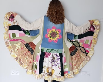 Cappotto patchwork, cappotto in denim riciclato, giacca boho da donna, cappotto upcycled, spolverino in denim da donna, giacca lunga in denim, abbigliamento Y2K fatto a mano,