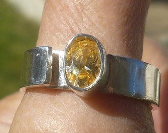 Large ring with yellow sapphire - silver 925 - Size F 62, GB T 1/2, US 10 - yellow gemstone - unisex jewel, men's jewel, brutalist