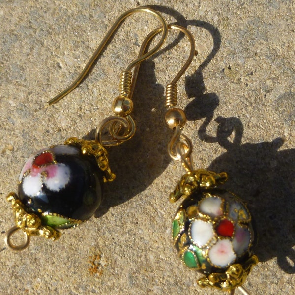 Boucles d'oreilles avec perles chinoises cloisonnées rouge noir vert et blanc- Chinese beads earrings red black green 14k gold filled wire