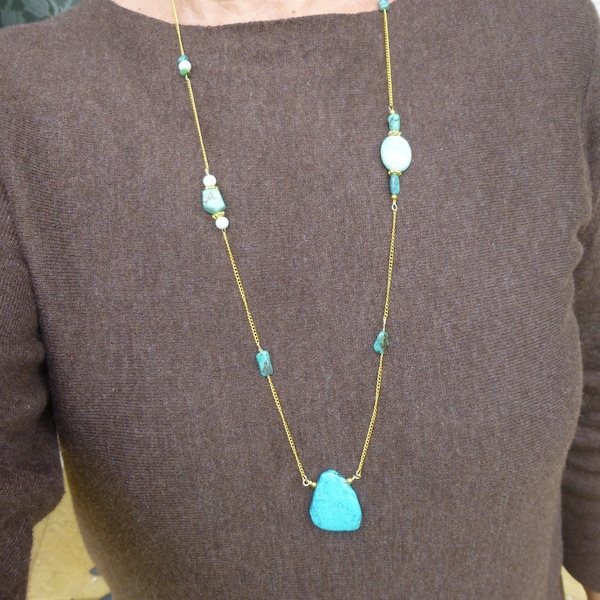 Collier long sautoir avec pendentif de turquoise et pierres turquoises - chic - élégant - bcbg - pierres véritables -