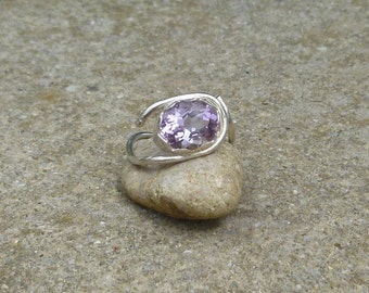 Silver ring with a beautiful ametist - adjustable - modern creation - real very bright gem - unique ring