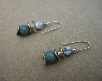 Boucles d'oreilles avec perles turquoise et blanche