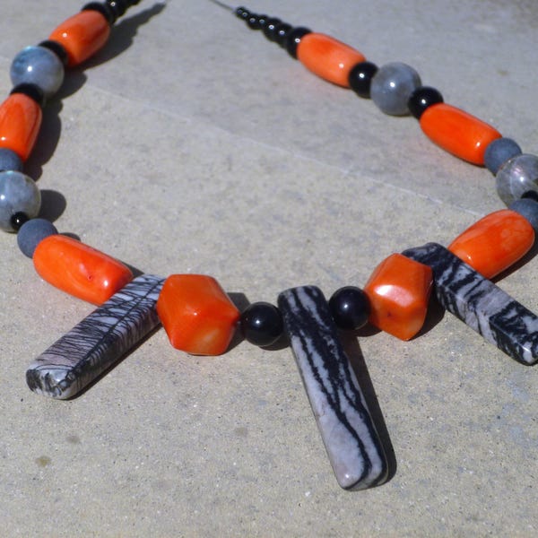 Collier avec perles de jade grises, corail et noires