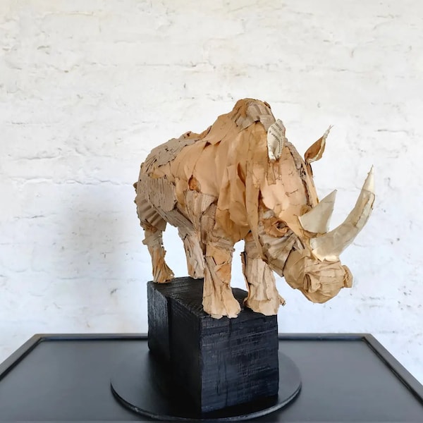 Rhinocéros, sculpture en papier, pièce unique, art italien, sculpture moderne, table, sol, animaux