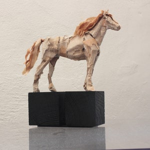 Cavallo - Cavallo n.3 - scultura di carta, cartone, base in legno, scultura moderna, equitazione, compleanno, regalo, animali, gadget