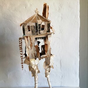 La capanna di Baba Yaga su zampe di gallina, favole slave, scultura di carta, pezzo unico, arte italiana, scultura moderna, Christmas, gift