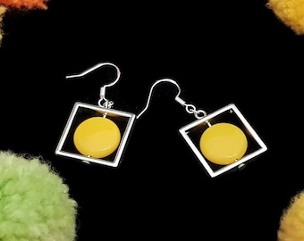 Yellow and silver retro earrings • Geometric earrings with a yellow bead suspended inside a silver frame