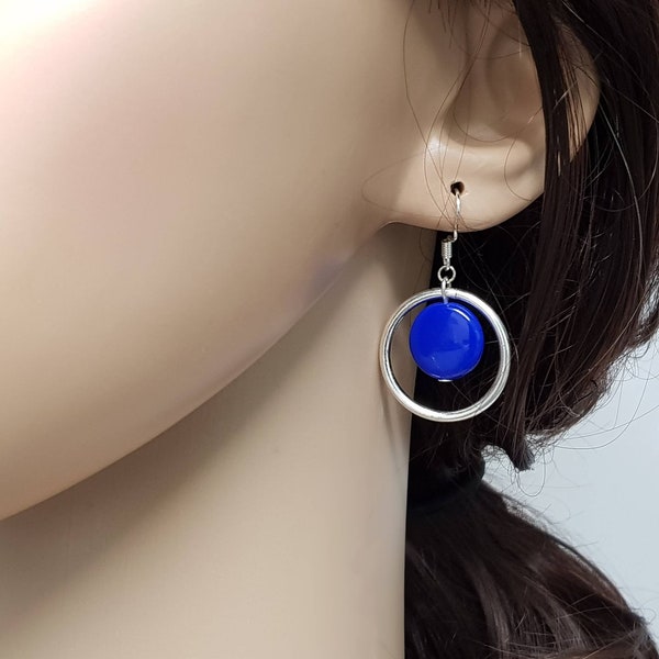 Kobalt blaue Ohrringe mit großen silbernen Creolen • Ohrringe im 60er Jahre Mod Stil • Geo Ohrringe ideales Geburtstagsgeschenk für Sie