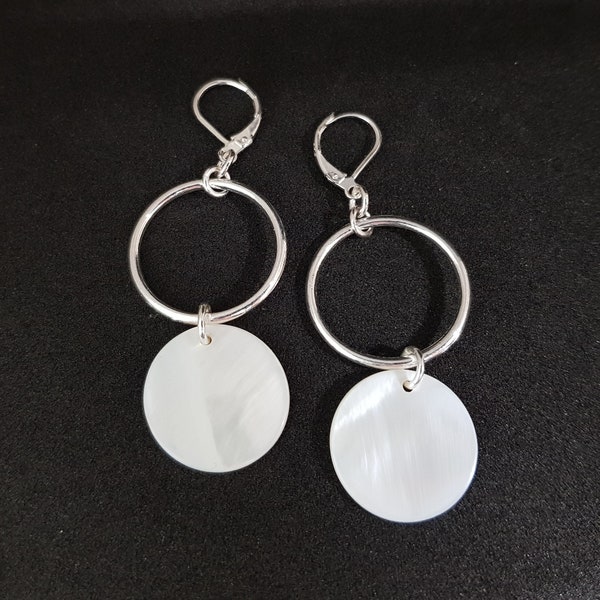 Boucles d'oreilles en coquillage blanc avec créoles en argent • Créoles stylées avec anneau en argent sterling • Bel accessoire pour les tenues de plage