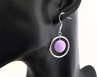 Boucles d'oreilles lilas avec grands créoles en argent • Boucles d'oreilles violettes de style années 60