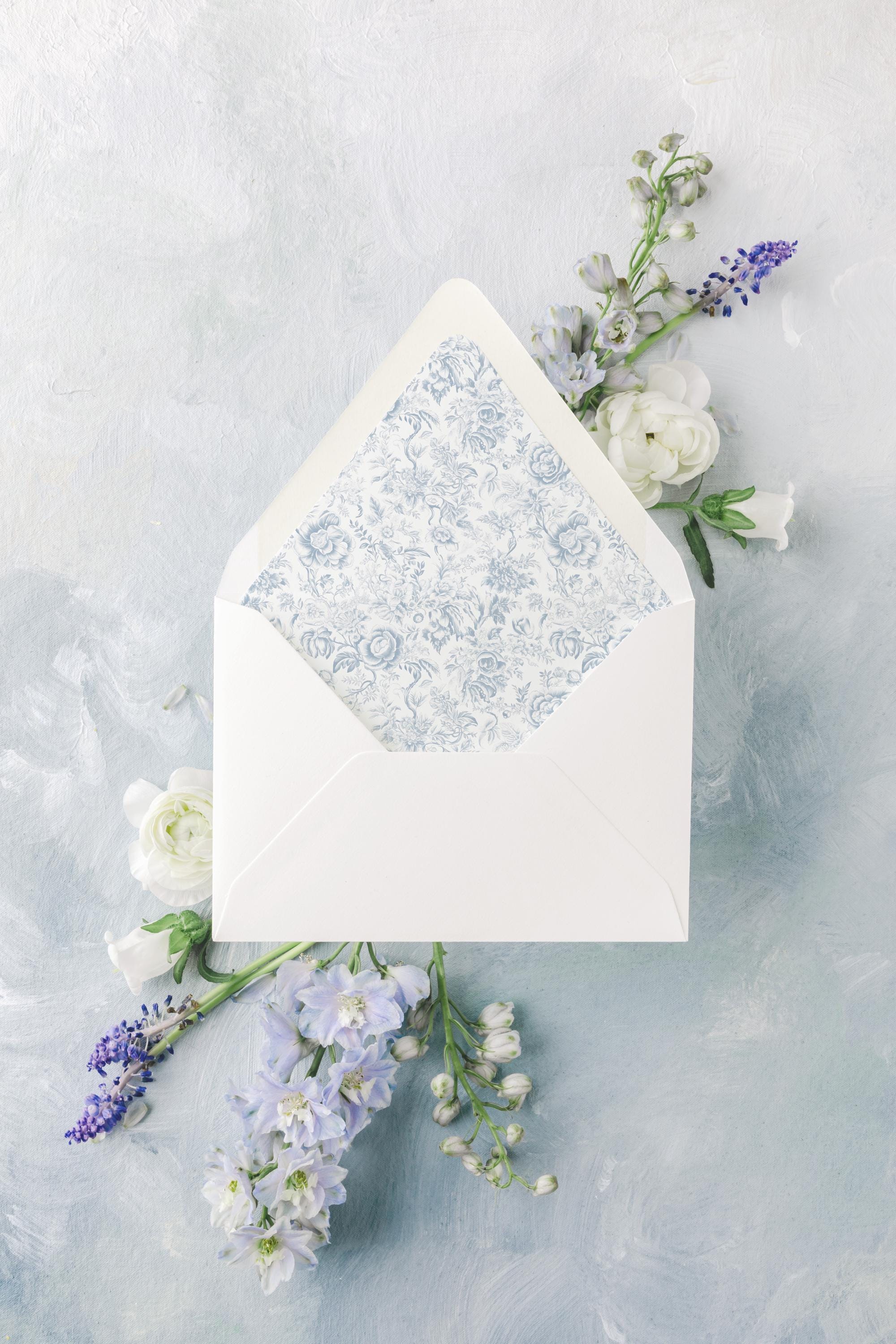 Sobres de invitación de boda con flores azules, sobres forrados con rosas Grandmillenial para bodas, forro de sobre de tela, "Susurro floral en azul"