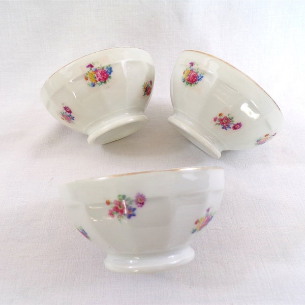 Lot of 3 small vintage coffee bowls, decorated with small flowers.