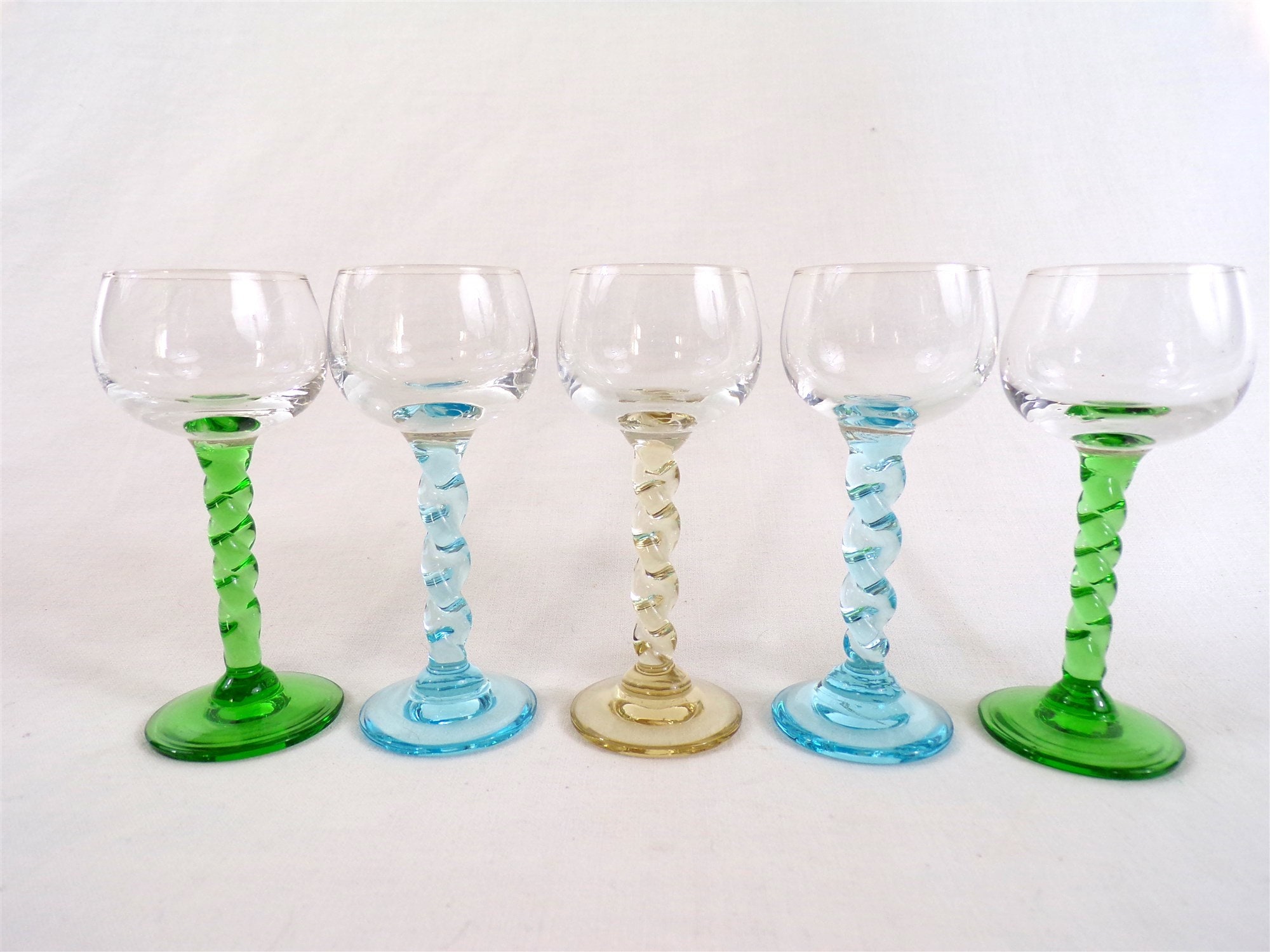 5 Verres à Longs Pieds Torsadés en Verre Soufflé Coloré Vintage France , Table Shabby Chic, Liqueur