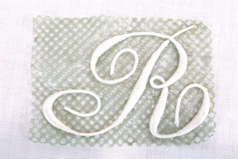 lettres brodées à coudre