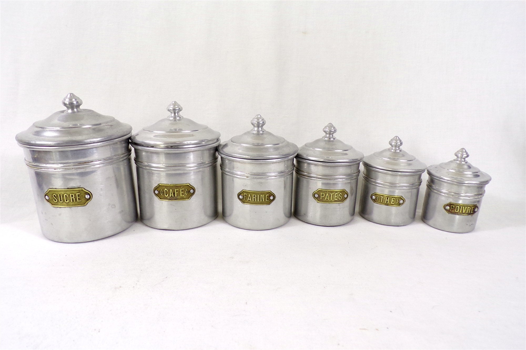 Serie Vintage de Pots Cheminées, à Épices en Aluminium et Laiton Cuisine Française Vintage.