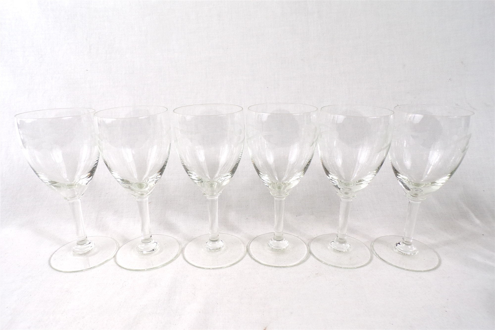 Série de 6 Verres Anciens, Gravés à La Roue, Vin