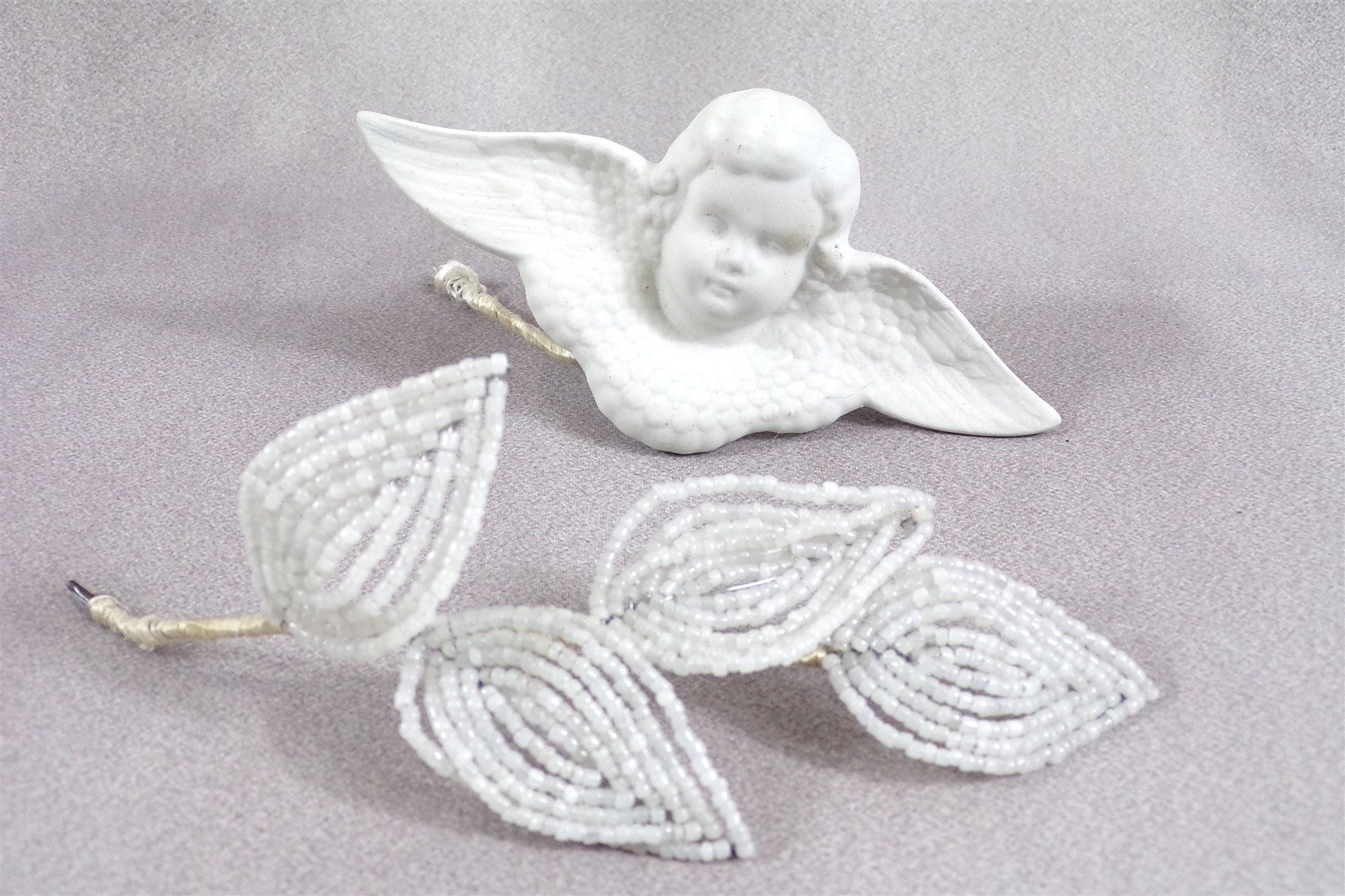 Ange en Biscuit et Branche de Fleurs Perlées Blanches 1900, Travail Fait à La Main