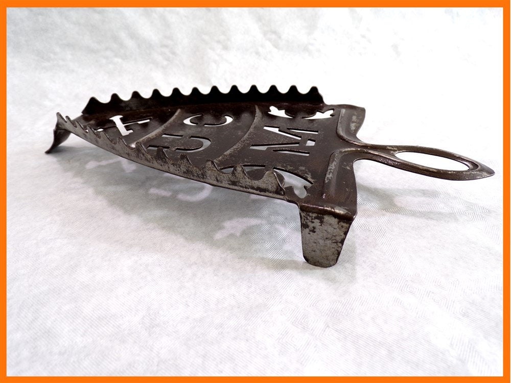 Repose Fer à Repasser Ancien en Métal avec Lettres et Symboles Art Populaire Vintage France Vintagef