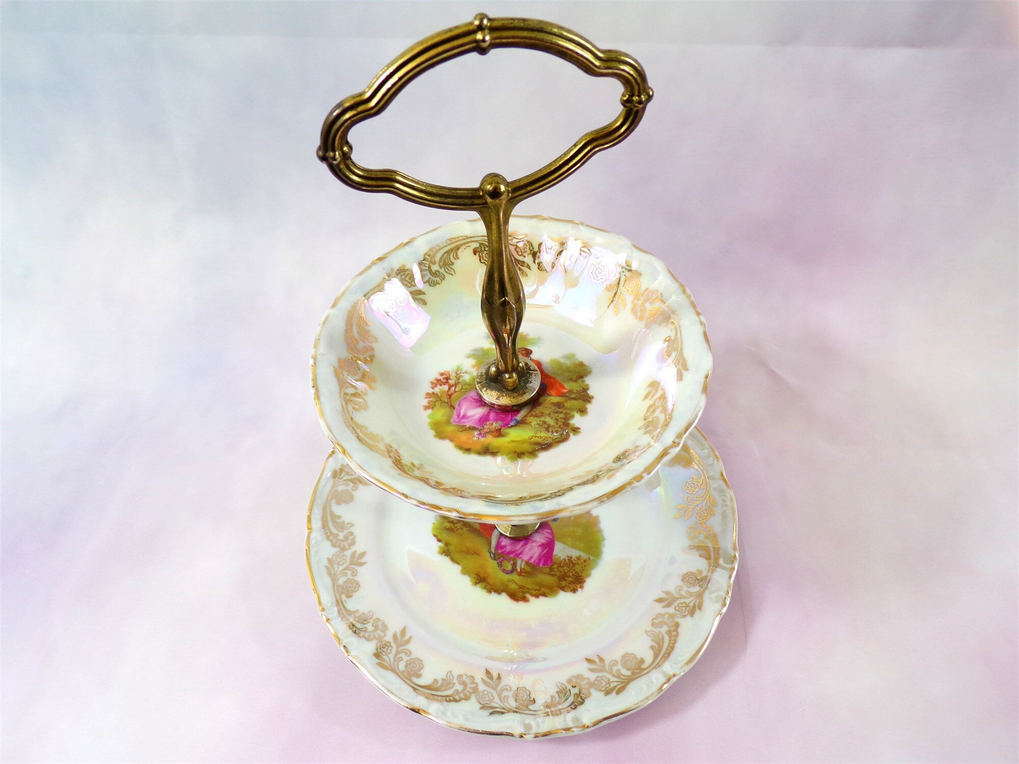 Serviteur à Gâteaux, Stand Gateaux en Porcelaine Irisée Décor Scène Galante de Fragonard
