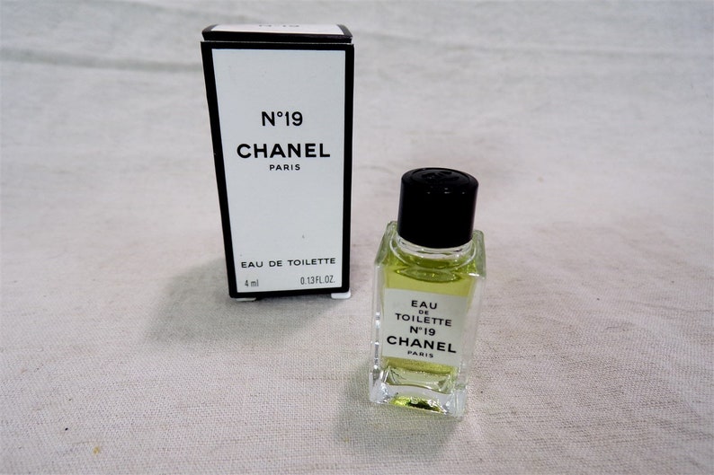 Miniature De Parfum Numéro 19 Chanel Paris Boite Dorigine Etsy