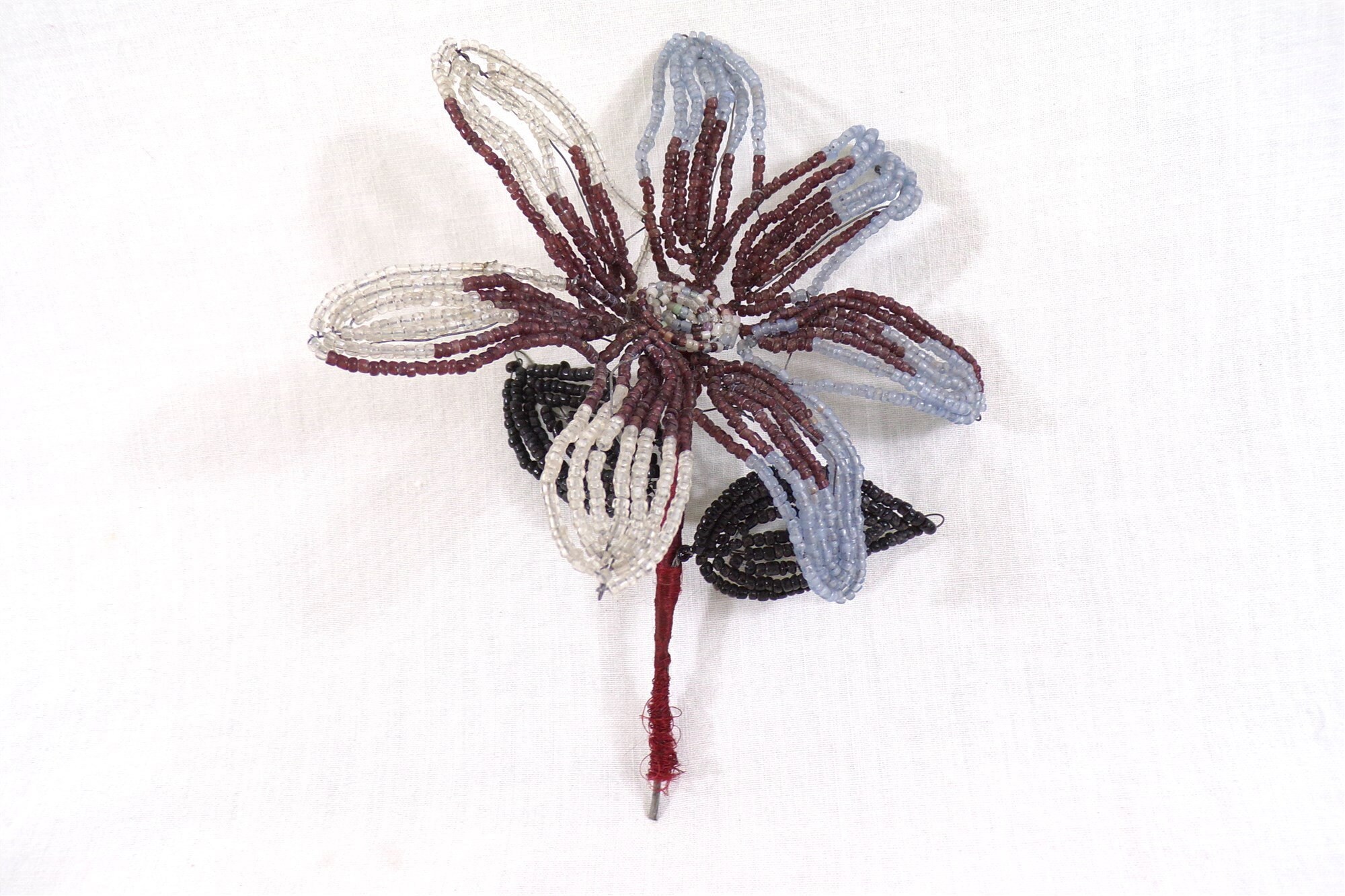 Fleur et Feuilles Perlées Anciennes, Fait Main, Structure Fil de Fer