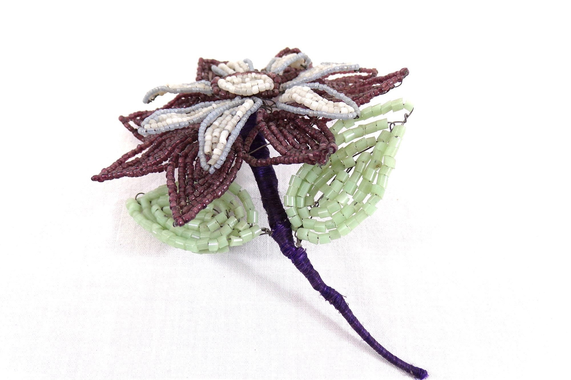 Fleur et Feuilles Perlées Anciennes, Fait Main, Structure Fil de Fer