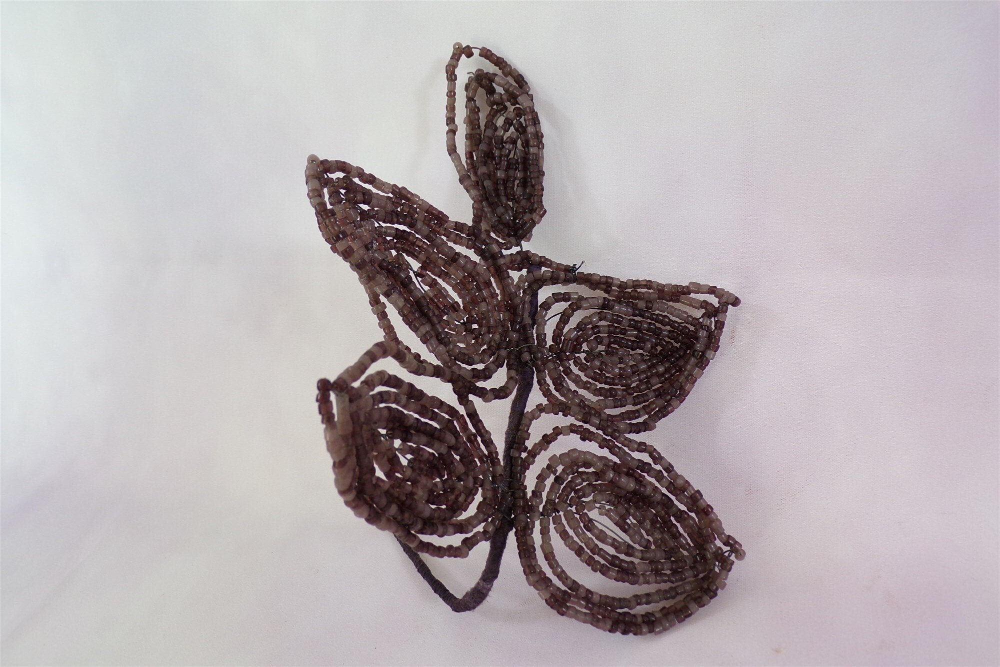 Branche de Feuilles Perlées Anciennes, Fait Main, Structure Fil Fer