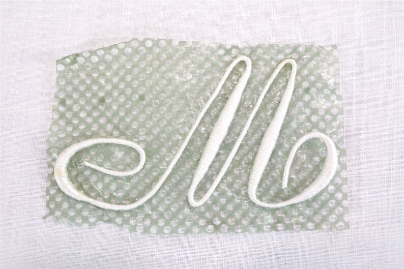 lettres brodées à coudre