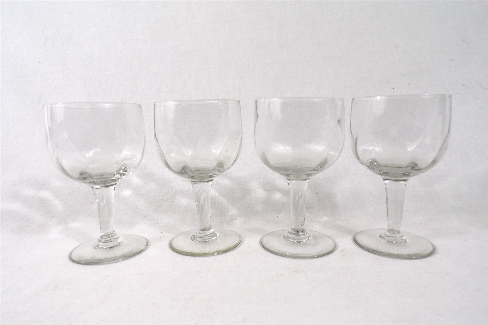 Série de 4 Verres Anciens, Forme Tulipe, Verre Soufflé, à Vin