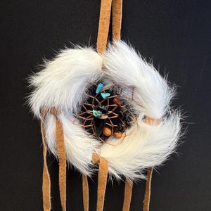 3” Traumfänger mit Kaninchenfell und Schmucksteinen mit Pfeilspitze