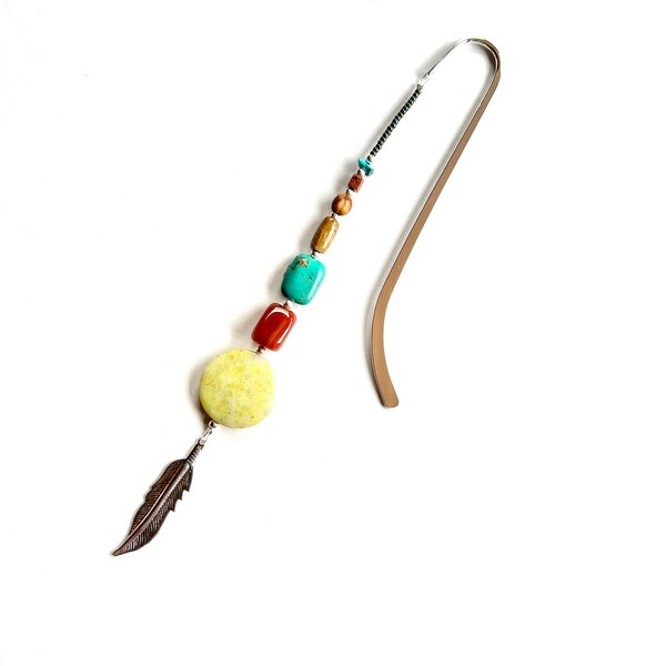 Marcador con jaspe, cornalina, magnesita, turquesa, goldstone, semillas de bayas de enebro y pluma de oración