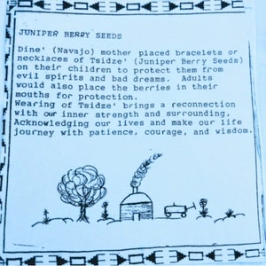 K&ouml;nnte beinhalten: Eine handgezeichnete Illustration eines kleinen Hauses mit Rauch aus dem Schornstein. Im Vordergrund steht ein Baum mit ein paar Bl&auml;ttern. Der Text "JUNIPER BERRY SEEDS" befindet sich oben im Bild. Der Text darunter lautet: "Dine' (Navajo) mother placed bracelets or necklaces of Tsidze' (Juniper Berry Seeds) on their children to protect them from evil spirits and bad dreams. Adults would also place the berries in their mouths for protection. Wearing of Tsidze' brings a reconnection with our inner strength and surrounding, Acknowledging our lives and make our life journey with patience, courage, and wisdom."