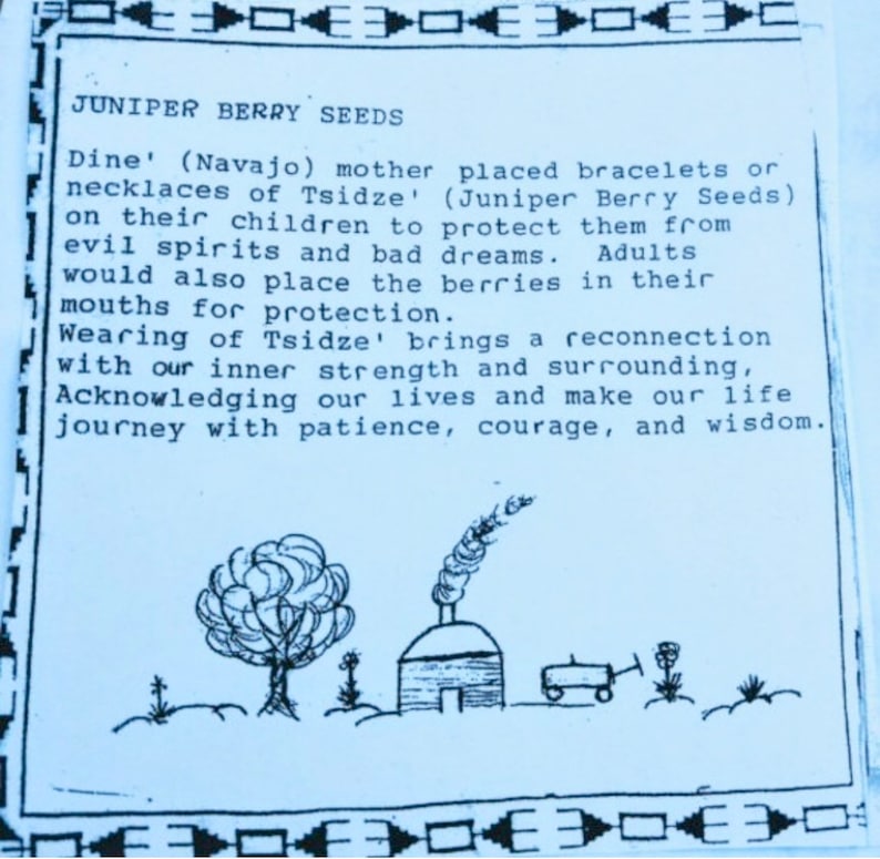 K&ouml;nnte beinhalten: Eine handgezeichnete Illustration eines kleinen Hauses mit Rauch aus dem Schornstein. Im Vordergrund steht ein Baum mit ein paar Bl&auml;ttern. Der Text "JUNIPER BERRY SEEDS" befindet sich oben im Bild. Der Text darunter lautet: "Dine' (Navajo) mother placed bracelets or necklaces of Tsidze' (Juniper Berry Seeds) on their children to protect them from evil spirits and bad dreams. Adults would also place the berries in their mouths for protection. Wearing of Tsidze' brings a reconnection with our inner strength and surrounding, Acknowledging our lives and make our life journey with patience, courage, and wisdom."