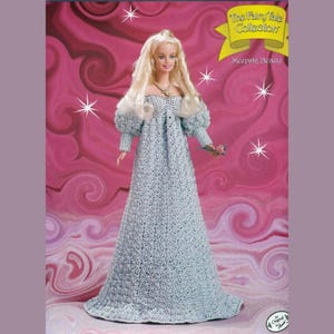 Op de afbeelding: Haakpatroon voor een Doornroosje poppenjurk. De jurk is lichtblauw en heeft een lange, zwierige rok. Het patroon is uit de The Fairy Tale Collection.