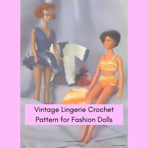 Peut inclure: Modèles de lingerie vintage au crochet pour poupées de mode. L'image montre deux poupées portant des tenues au crochet, dont une robe bleue et un haut et un bas de bikini jaunes. Le texte "Vintage Lingerie Crochet Pattern for Fashion Dolls" est affiché sur l'image.