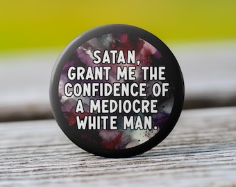 Puede incluir: Un botón negro con fondo blanco y un diseño abstracto colorido. El texto en el botón dice "SATAN, GRANT ME THE CONFIDENCE OF A MEDIOCRE WHITE MAN."