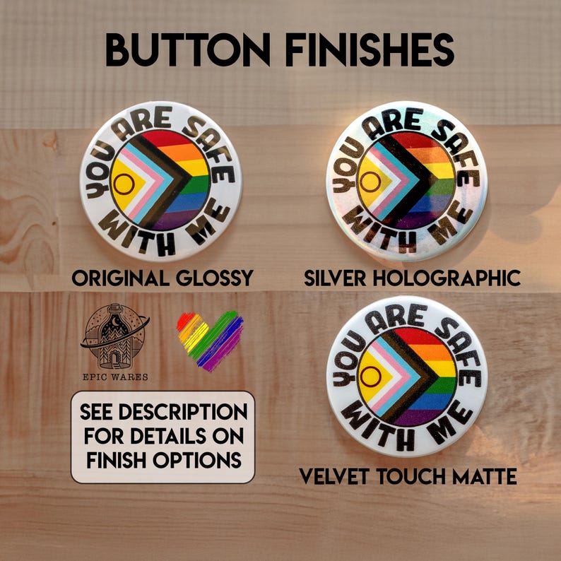 K&ouml;nnte beinhalten: Verschiedene Button-Finishes werden gezeigt: original gl&auml;nzend, silber holografisch und samtig matt. Jeder Button zeigt ein Regenbogenflaggen-Design mit dem Text "YOU ARE SAFE WITH ME". Das Bild enth&auml;lt auch ein Logo und Text.