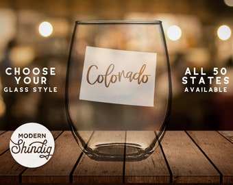 Copa de vino, pinta y whisky con silueta grabada del estado de Colorado