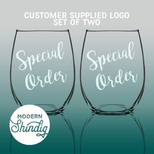 Op de afbeelding: Twee heldere, stamloze wijnglazen met de tekst "Special Order" in een sierlijk lettertype. De tekst "Customer Supplied Logo Set of Two" is ook aanwezig. Het Modern Shindig-logo staat onderaan de afbeelding.