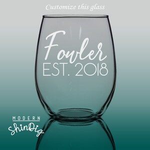 以下が含まれることがあります： 白い筆記体で「Fowler」と「EST. 2018」と書かれた透明なステムレスワイングラス。「Customize this glass」という言葉が上部にあります。Modern ShinDigのロゴが下部にあります。